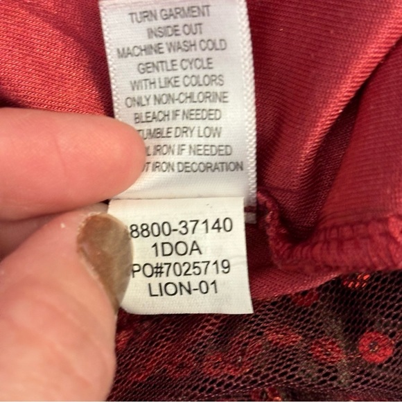 🛍️3/$30 Unity world wear women’s red empire waist  pullover velvet top Large - Picture 10 of 10